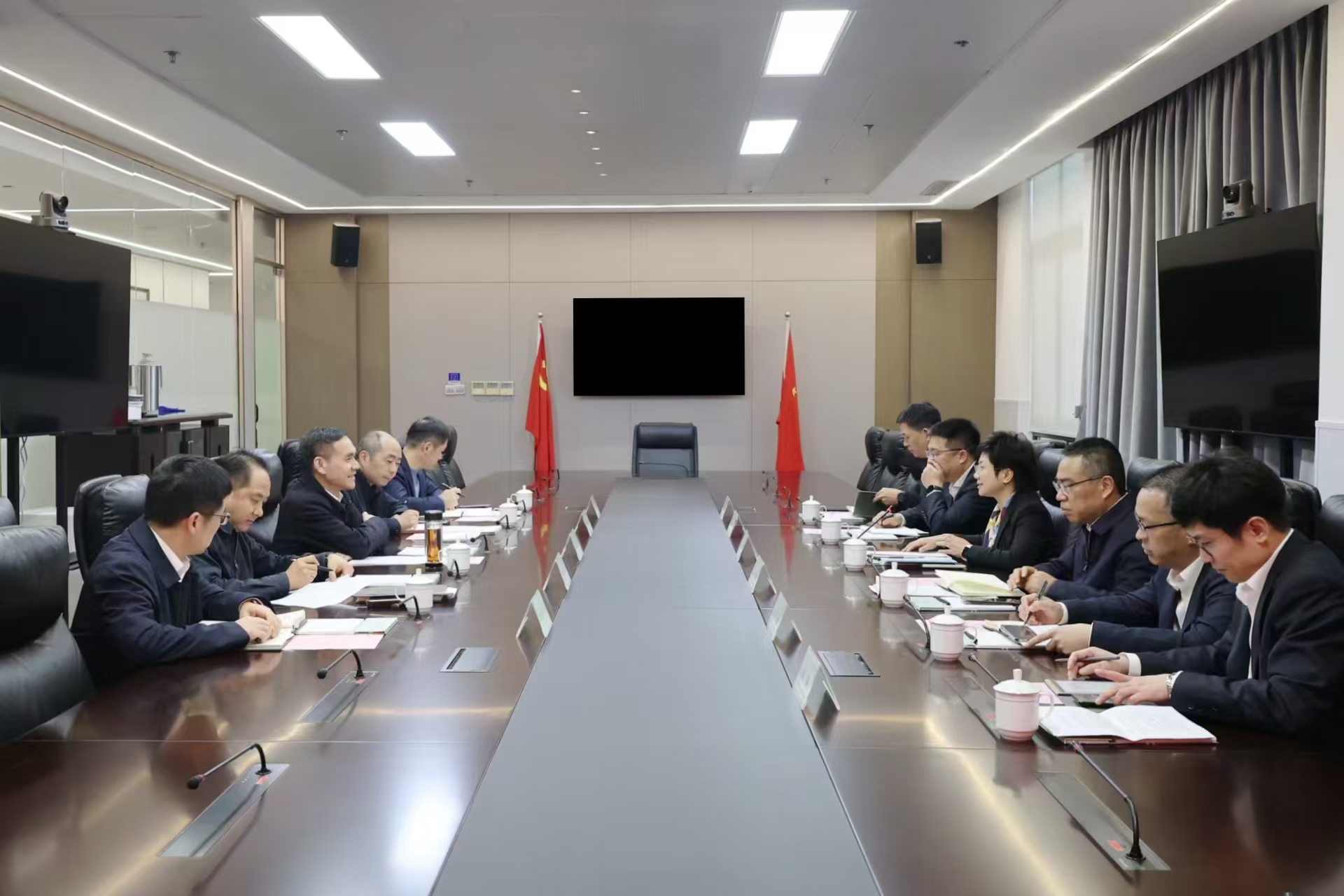 農業銀行浙江省分行行長譚敦宇一行到訪省二輕集團