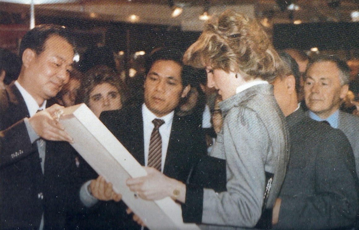 web3、1985年汪潔總經理在英國倫敦《理想家庭博覽會》上向戴安娜王妃贈送《戴安娜王妃》刺繡像。王妃連連稱贊“非常像”.jpg