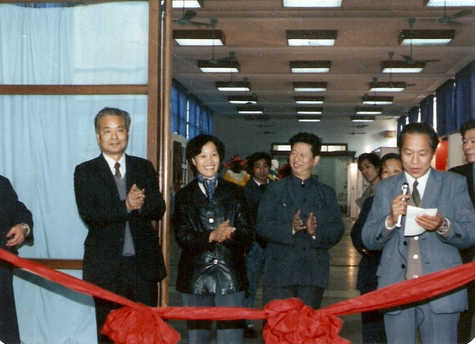 web5、 1987年2月工藝美術學校第一屆畢業典禮。省二輕總經理葉榮寶、浙江美院院長肖峰與我司總經理汪潔參加剪彩典禮.jpg
