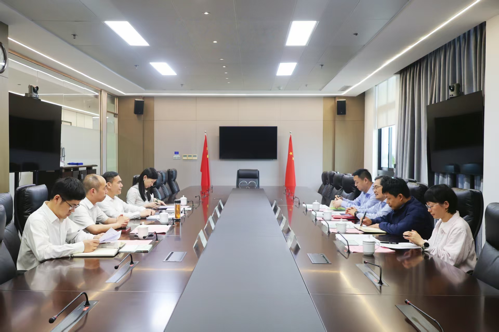 省慈善聯合總會副會長施利民一行到訪省二輕集團